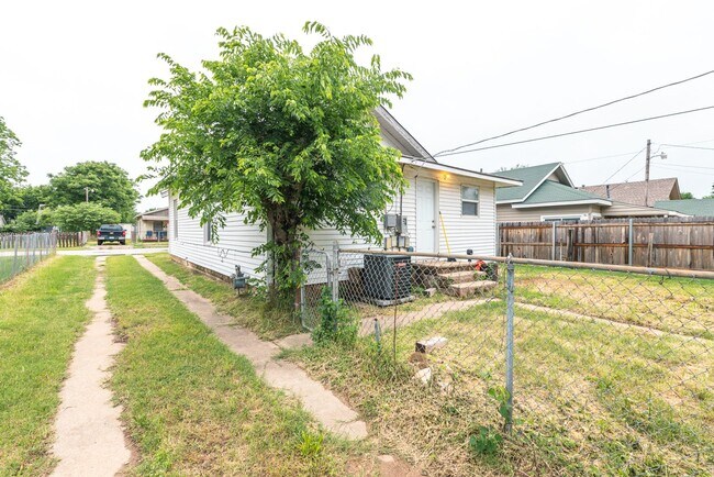 Building Photo - Beautiful 2 Bed 1 Bath in Quiet Area