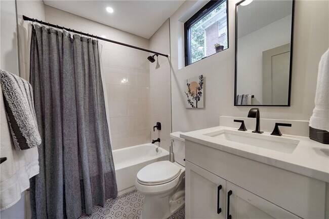 Building Photo - 829 Barnett St NE