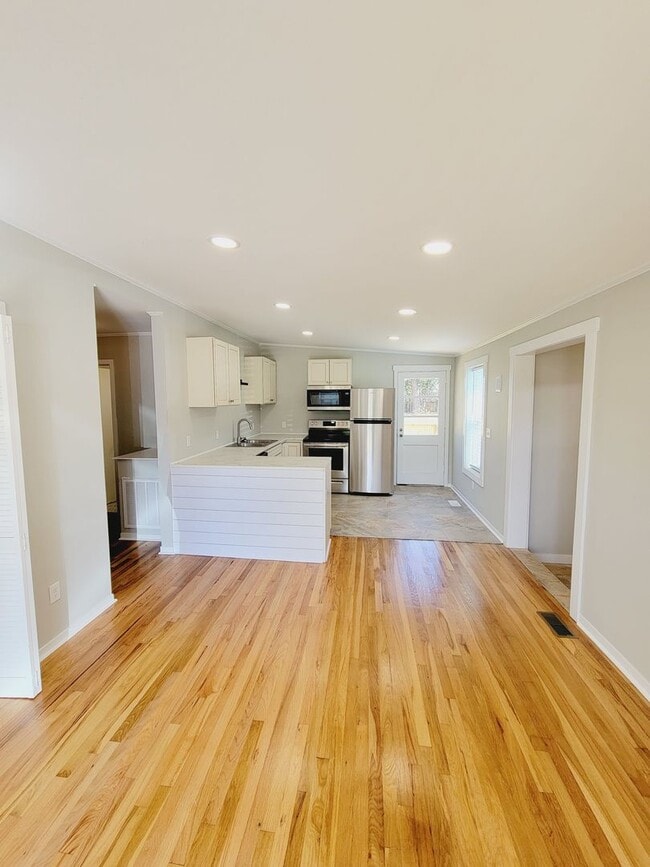 Building Photo - SUNSET PARK - Updated interior and fenced ...