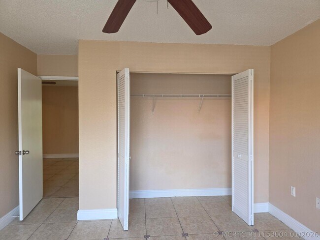 Building Photo - 1542 Lake Crystal Dr