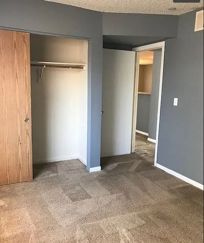 Building Photo - 2 Bed and 1 bath located in 89115!