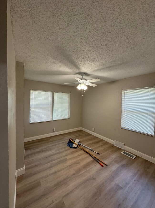 Building Photo - 601 Vera St