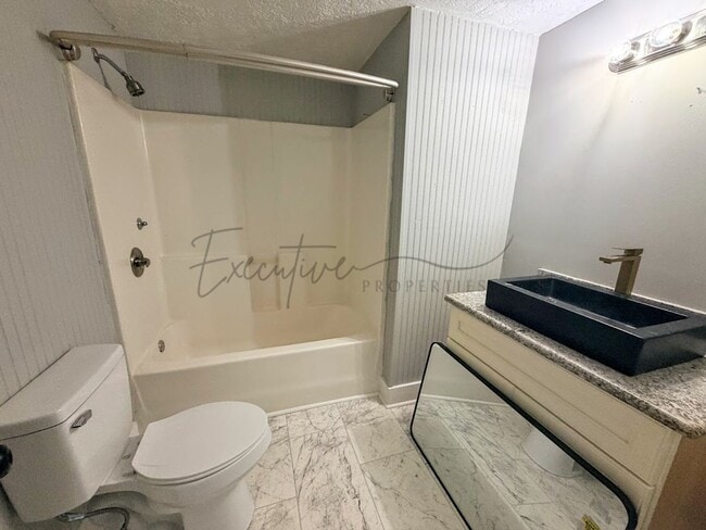 Building Photo - 3 Bedroom, 1.5 Bathroom Home with Bonus Room for Rent in Lake Charles