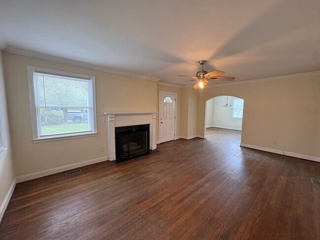 Building Photo - Beautiful refurbished home with hardwood floors throughout!