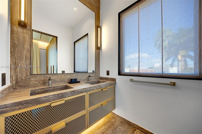 Building Photo - 200 W Rivo Alto Dr