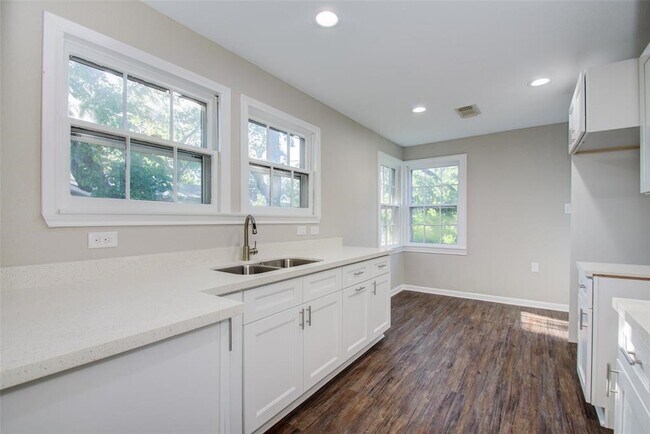 Building Photo - 417 Sue St