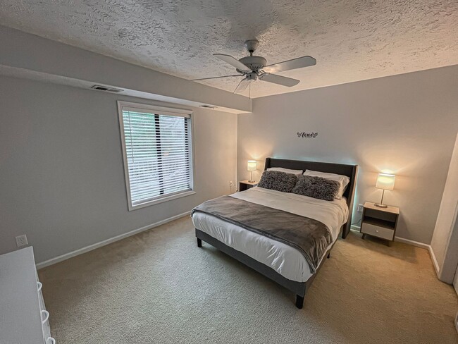 Building Photo - Fully Furnished And Stylish 1 Bedroom 1 Ba...