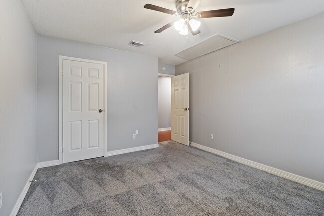 Building Photo - 210 Pecan Valley Ct