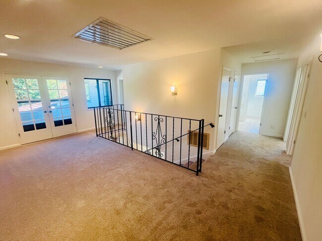 Building Photo - Extraordinary home with expansive yard on a flag lot in Mountain View.  Great Location and Schools.