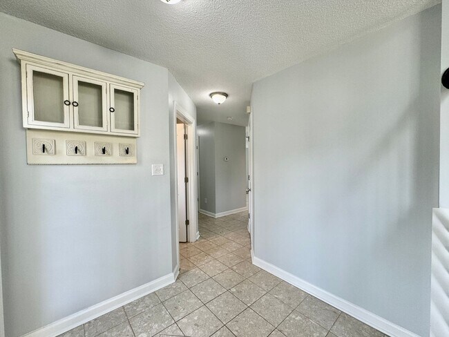 Building Photo - 910 Cantor St