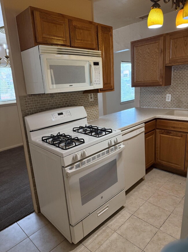 Building Photo - Charming 3 bed/2 bath house in the Heart o...