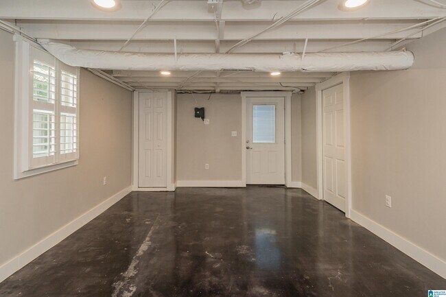 Building Photo - 615 Broadway St