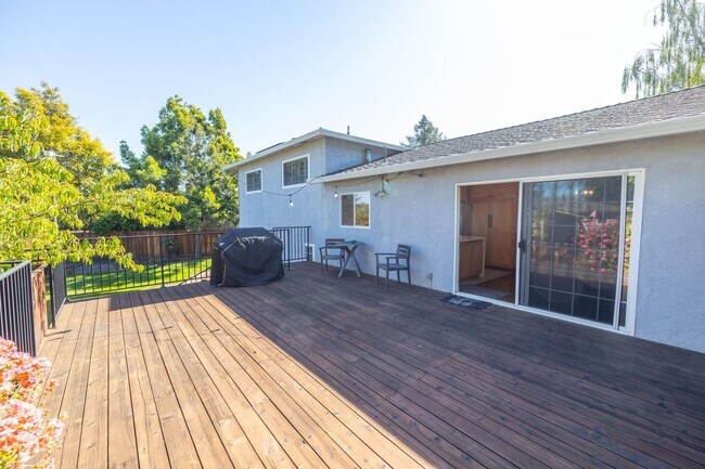 Building Photo - Amazing 4 bedroom home in one of Castro Valley's most desirable neighborhoods.  Owned solar!