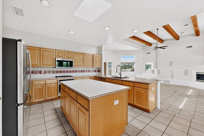 Building Photo - Luxuary Home in N. Alb Acres 2200/sf 3/bd 2/ba 2/cg