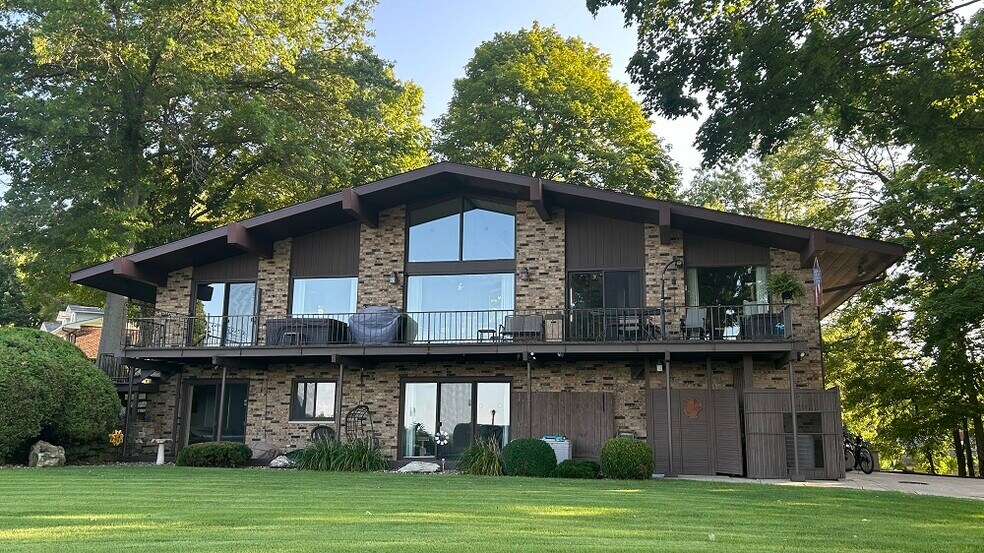 Building Photo - 2 South Pt