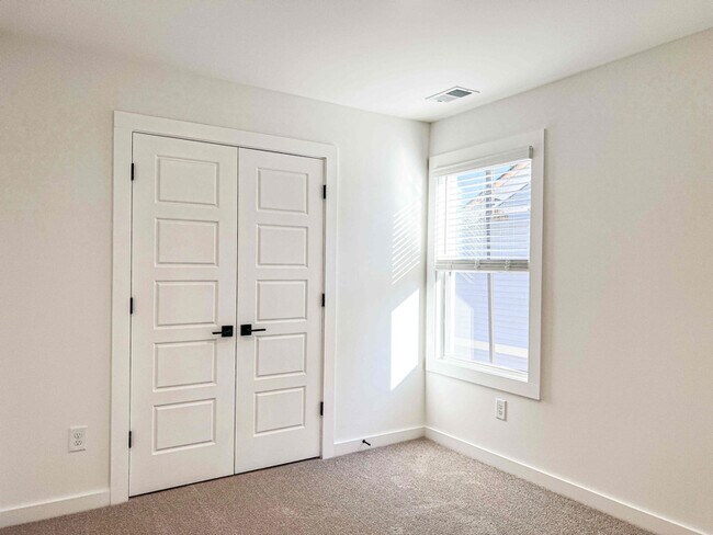Building Photo - 1222 Westgate Vlg Dr