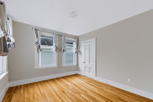 Building Photo - 37 Thorndike St