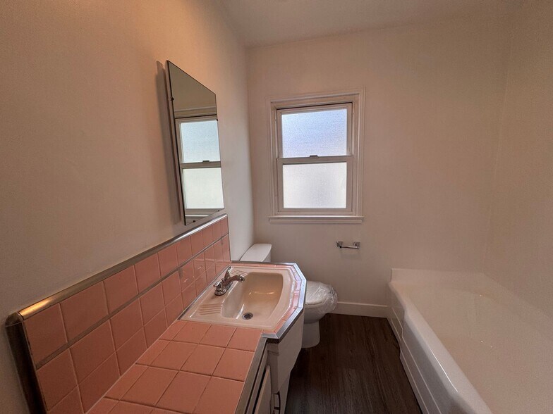 Building Photo - 8575 Holloway Dr