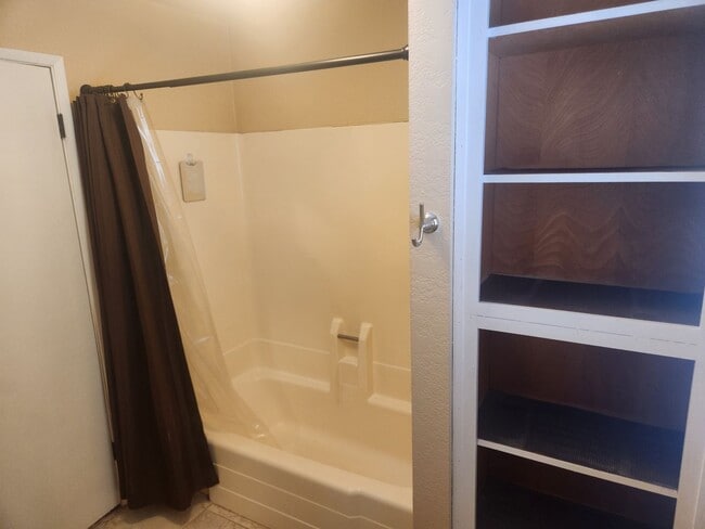 Building Photo - 3 bedrooms 2 bathrooms Downtown Riverside ...