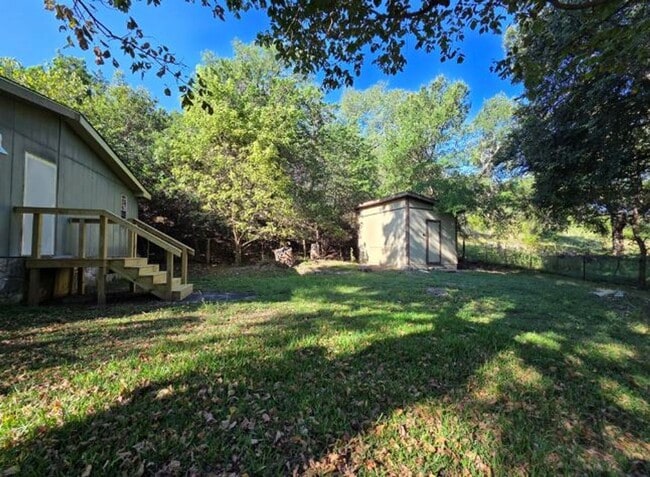 Building Photo - FOR LEASE!!