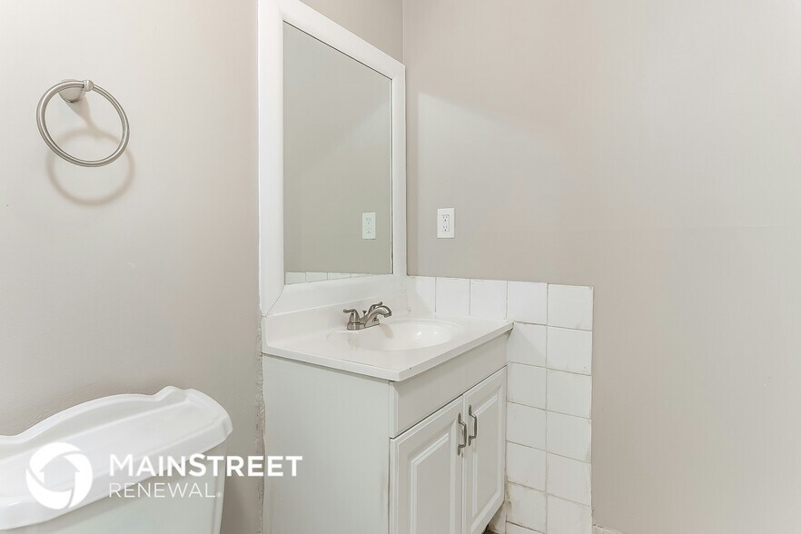 Building Photo - 2152 NE 1st Ct