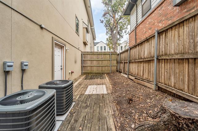 Building Photo - 2203 N Carroll Ave