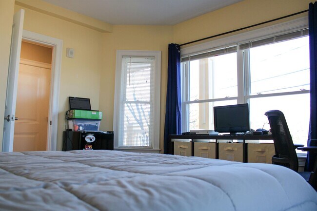 Building Photo - 116 Holland St