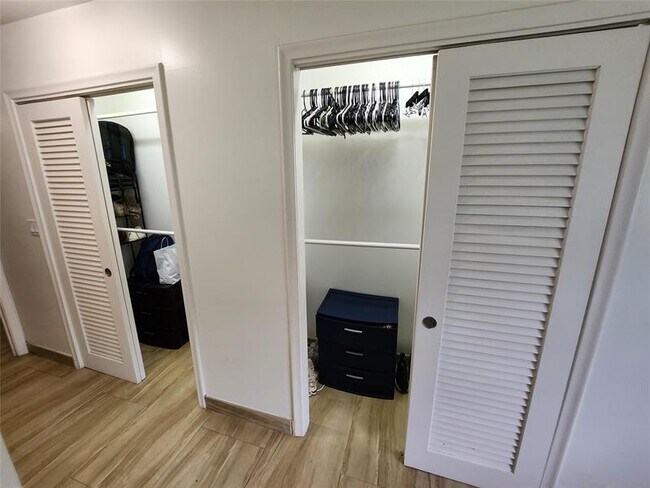 Building Photo - 219 NE 14th Ave