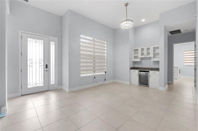 Building Photo - 2320 Symphony Cir