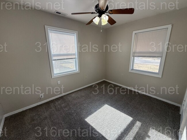 Building Photo - $950 - 3 bedroom / 1 bathroom - Single Family Home