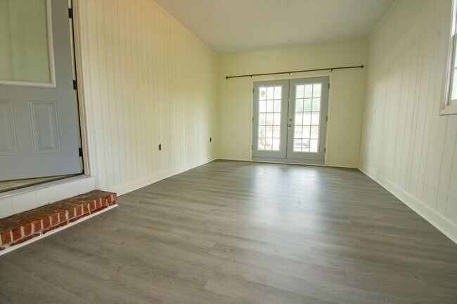 Building Photo - 3 Bedroom 2 Bathroom With A Pool!