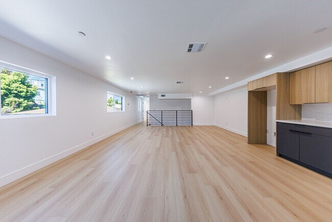 Building Photo - 1330 S Longwood Ave