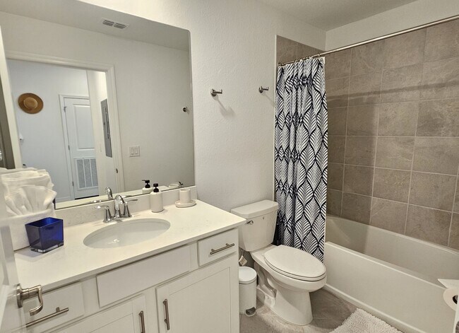 Building Photo - Annual UNFURNISHED or FURNISHED for your convenience: 2 Bedroom 2 Bathroom 2nd Floor Elevator acc...