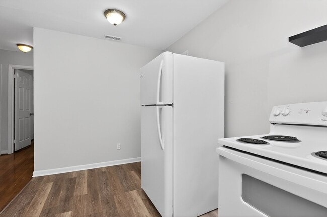 Building Photo - Spring Rent Special on this Adorable Two Bedroom Apartment Near Cotswold!