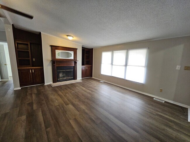 Building Photo - Renovated 3 Bedroom 2 Bath Home- Minutes from Shopping & Restaurants