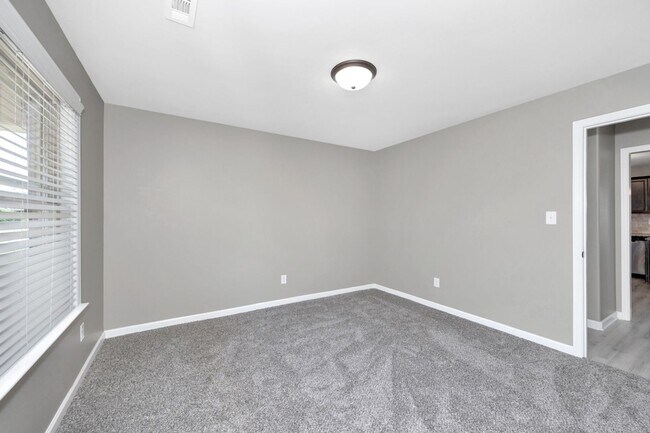 Building Photo - Fresh Paint & New Carpet! 4BR with Fenced Yard