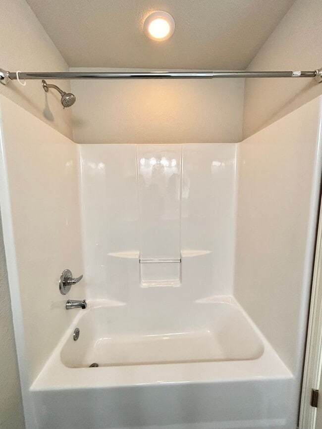 Building Photo - Awesome home with community pool!