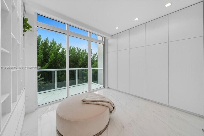 Building Photo - 100 South Pointe Dr