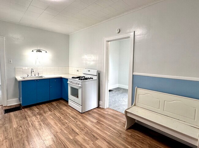 Building Photo - 810 W 2nd St