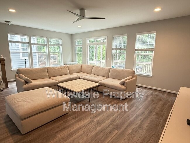 Building Photo - 1059 Lathrop Ln