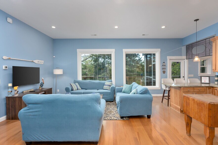 Building Photo - 211 Lewis Dr