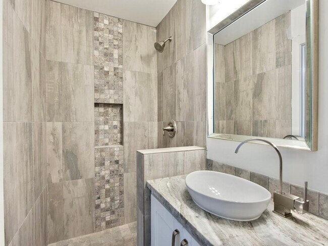 Building Photo - 9806 Cliffwood Dr