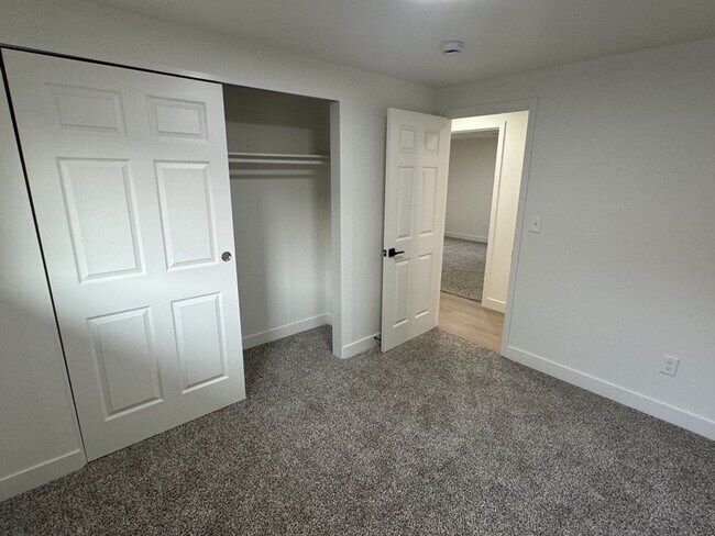 Building Photo - Completely Renovated 2BD/1BA Condo w Attached Garage