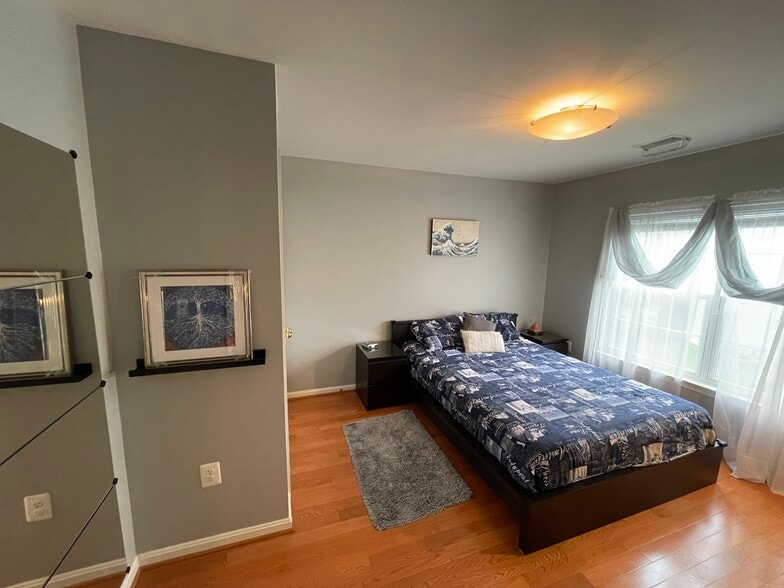 Building Photo - 6615 Schurtz St