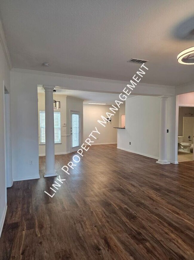 Building Photo - HALF OFF APRIL!  Beautiful One-Level Downstairs Condo in Prime Hamilton Place Location