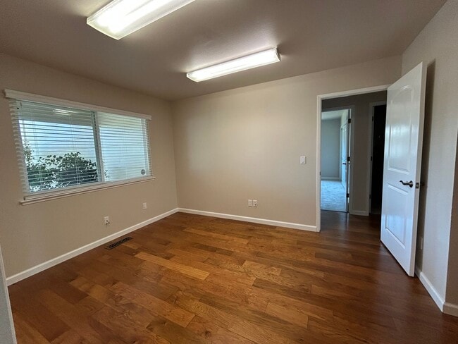 Building Photo - 329 Oak Leaf Cir