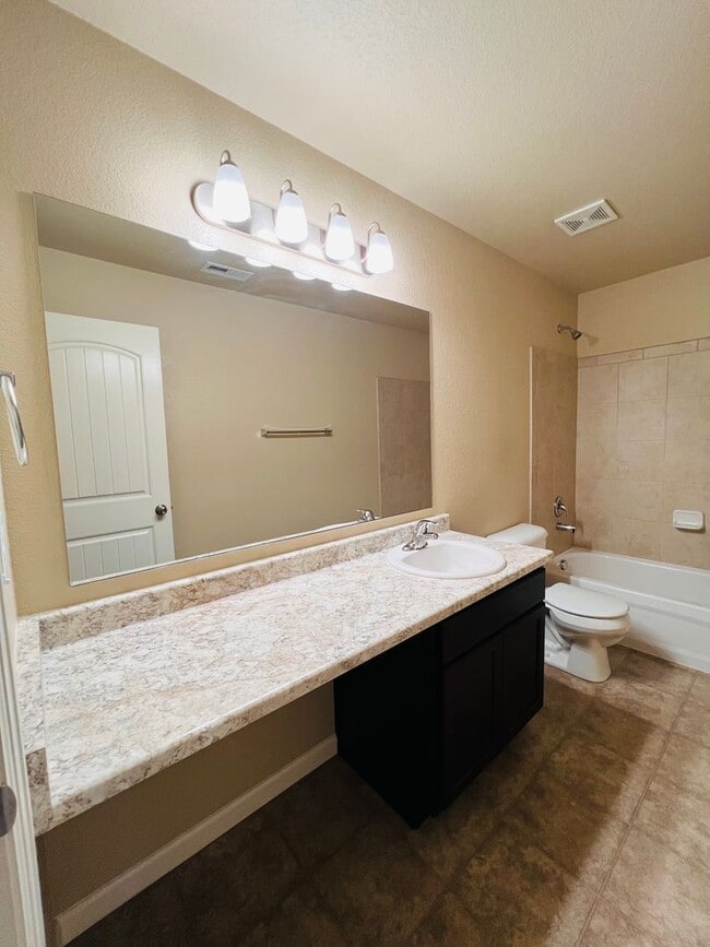 Building Photo - 5640 Shamrock Heights