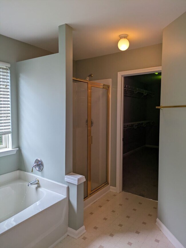 Building Photo - 4 Bedroom Home in Winslow Bay!