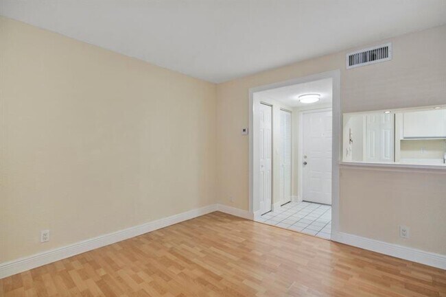 Building Photo - 9899 Westview Dr