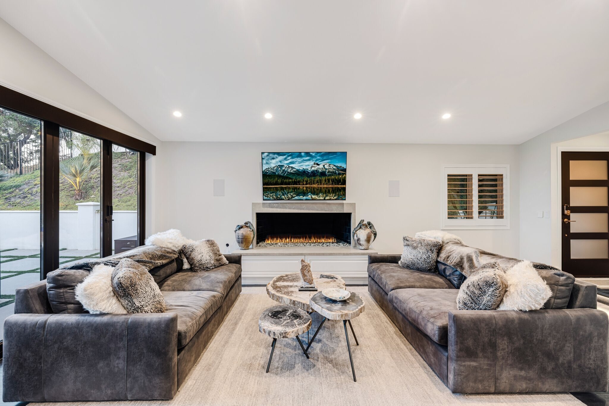 Building Photo - 16725 Oak View Dr
